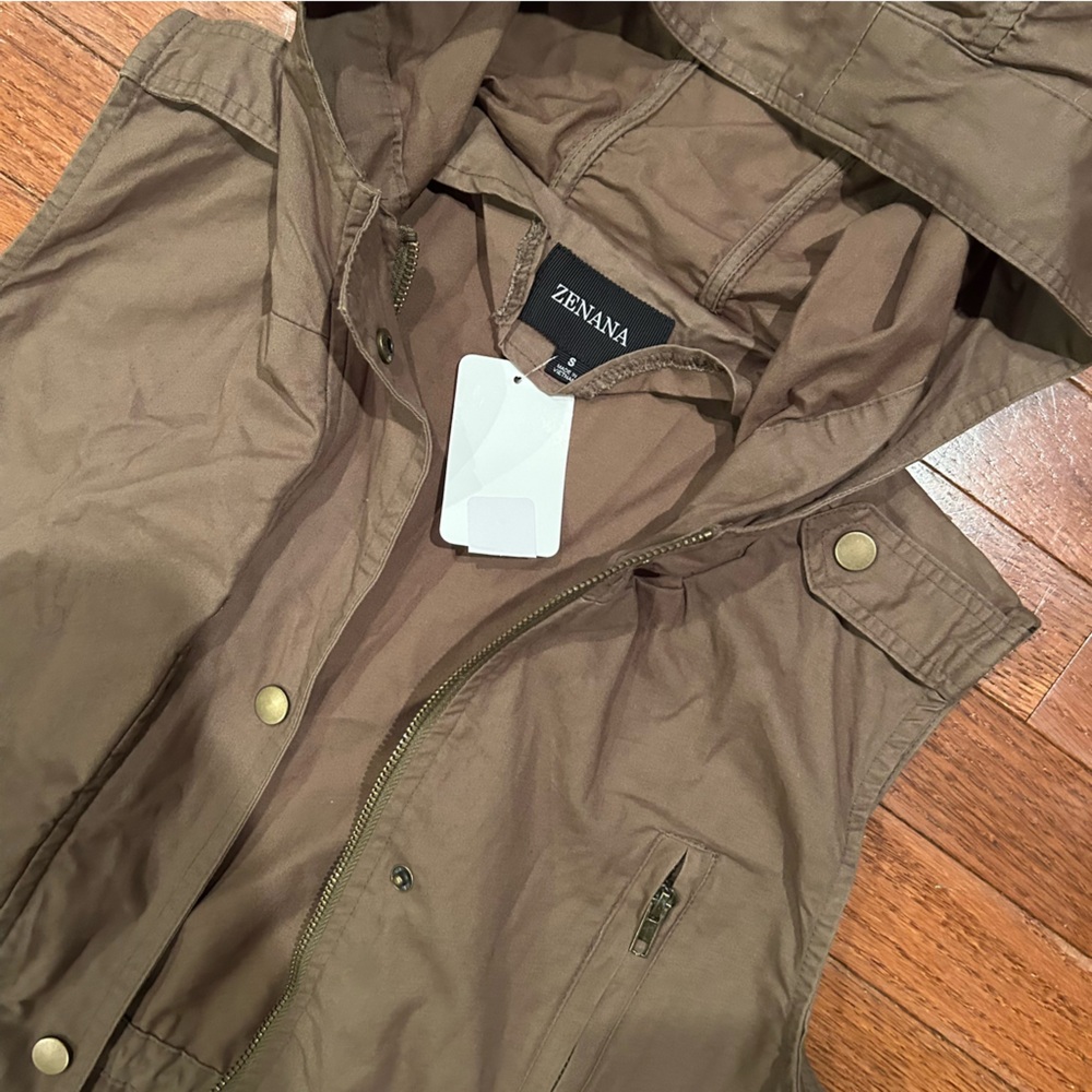 Zenana olive green hooded utility vest. Women’s size M - Picture 3 of 4